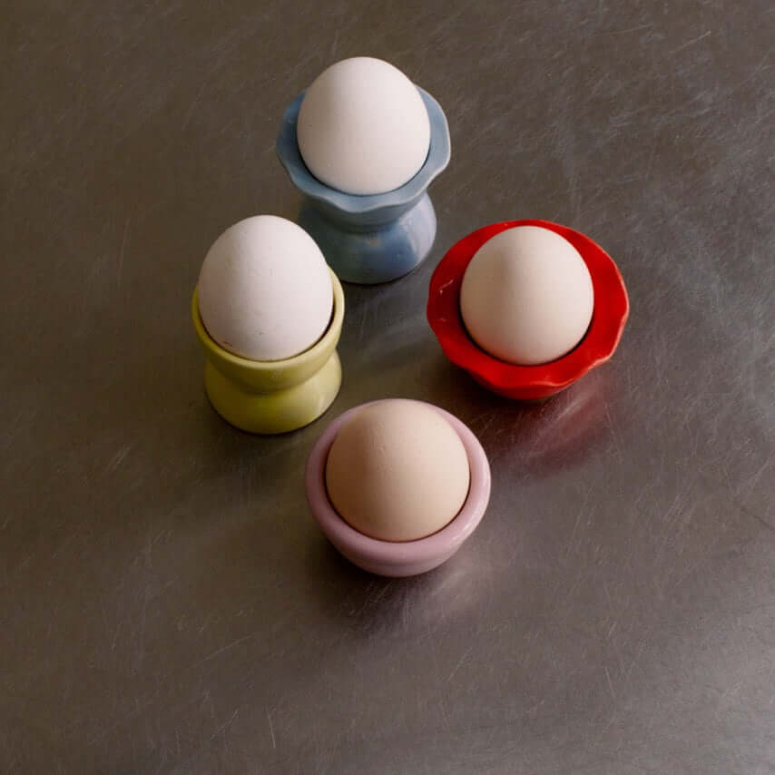 Handmade Stoneware Egg Cup – Egg Cup Pink und andere Eierbecher aus Keramik auf einem Tisch