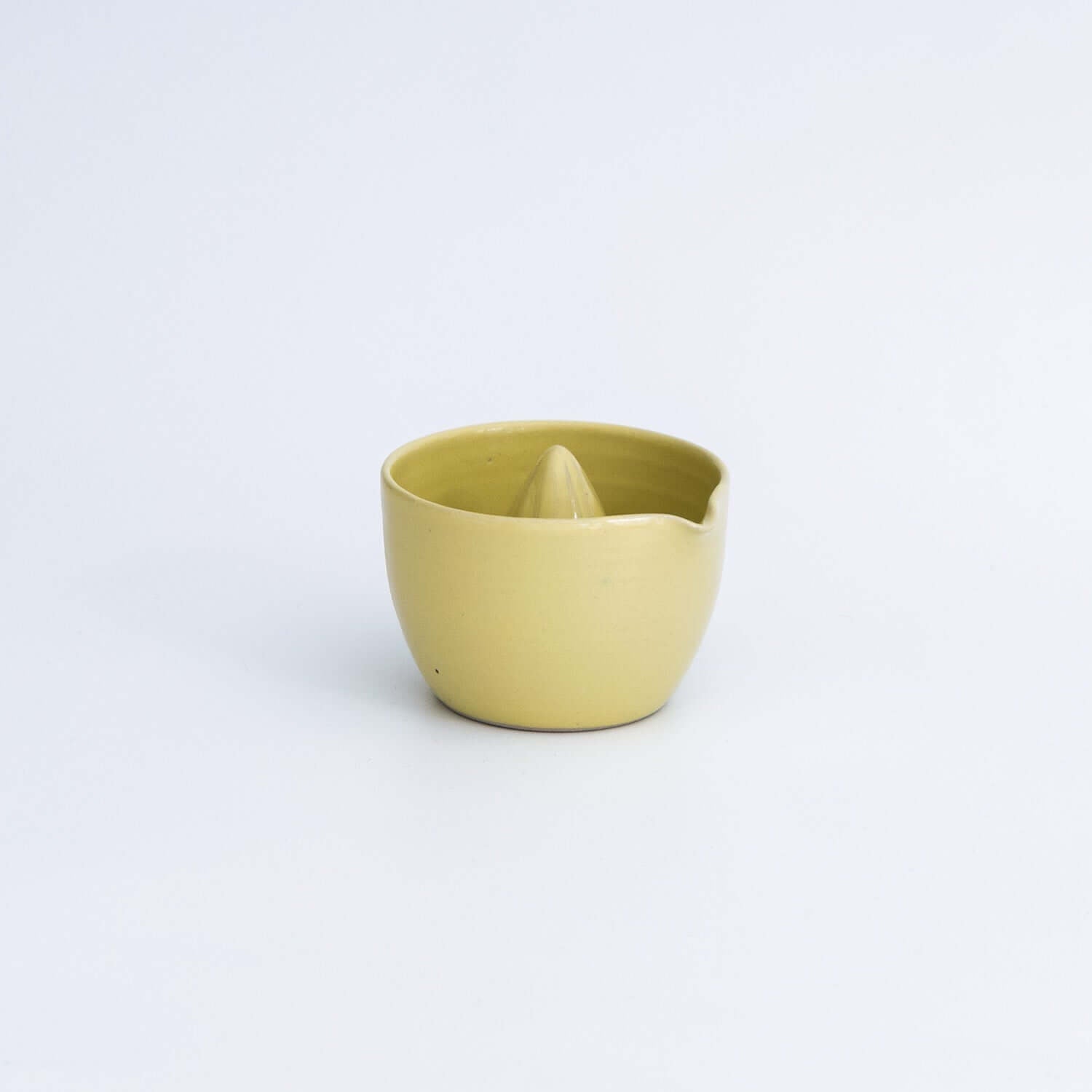 Lemon Juicer - Neon Yellow aus handgemachter Keramik, kompakt und funktional, ideal für Zitrusfrüchte.