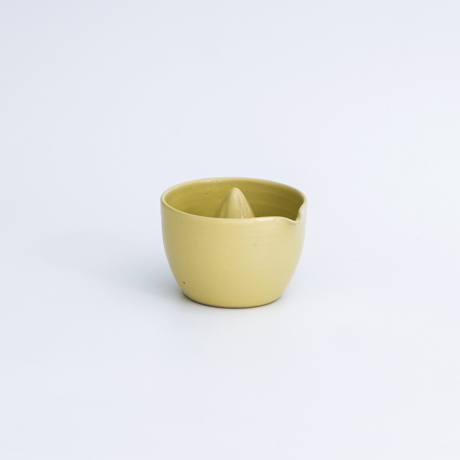 handgemachte Zitronenpresse aus Steinzeug in Neon Gelb, funktionales Design und handwerkliche Herstellung.