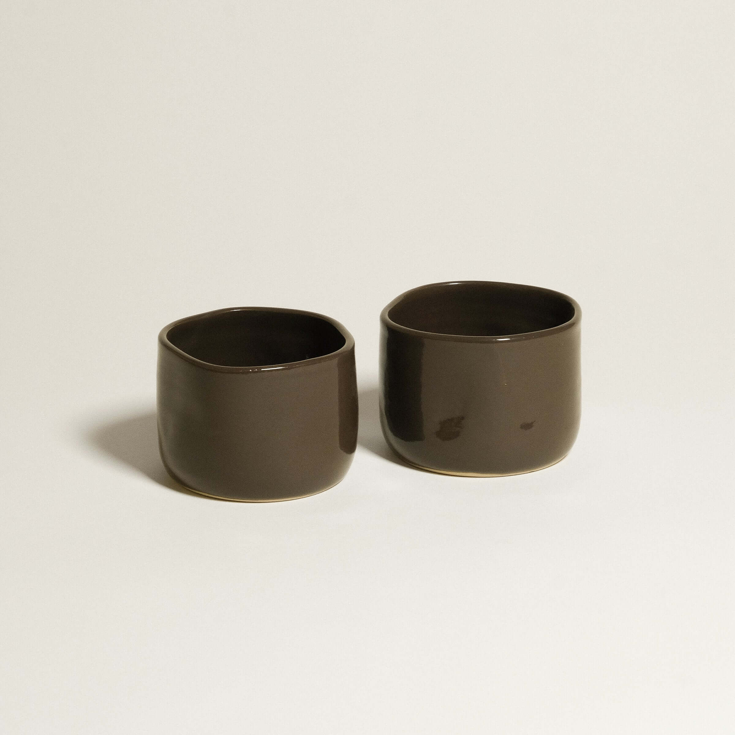 Hojicha Cup – Brown, crafted from grey stoneware with a glossy brown glaze, perfect for iced Hojicha.