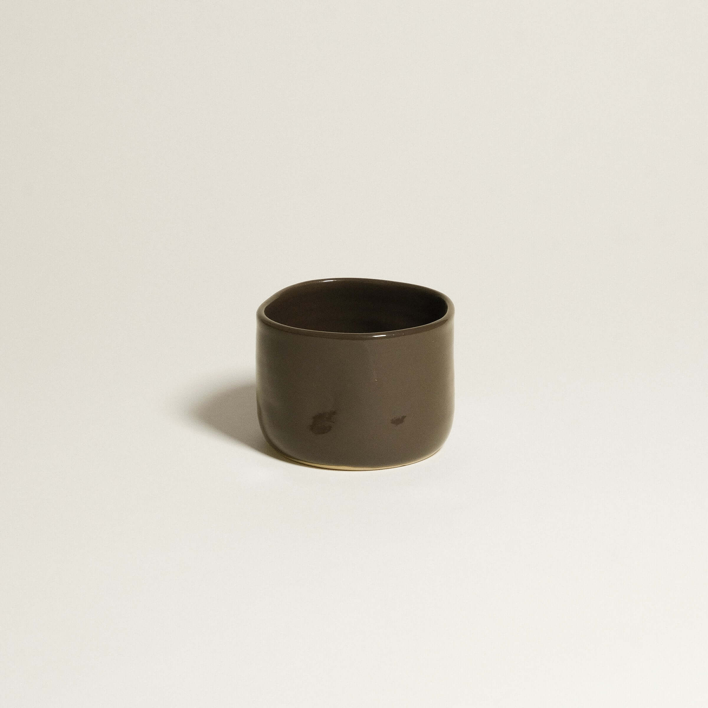 Hojicha Cup – Brown made of grey stoneware clay with a glossy brown glaze, perfect for iced drinks.
