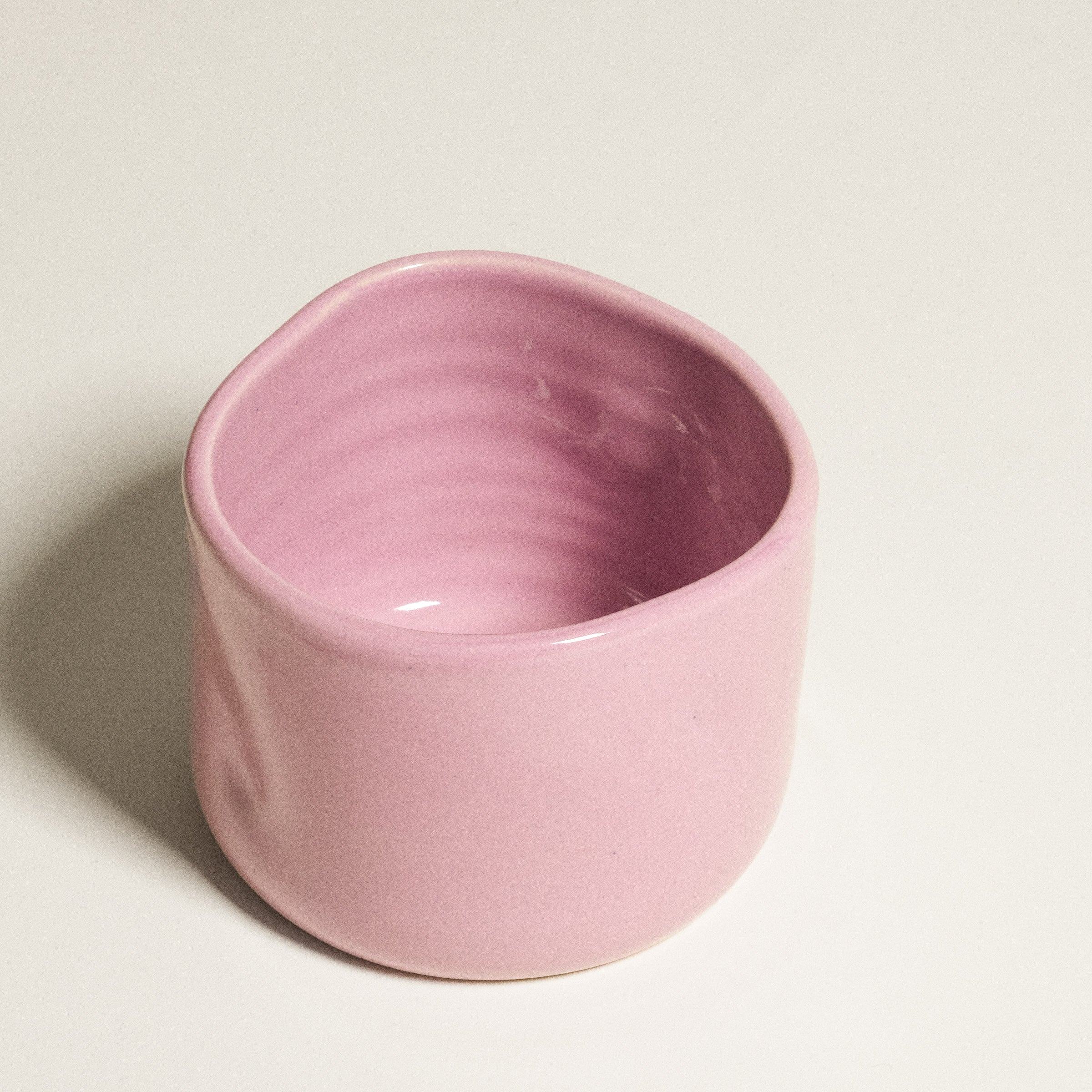 Hojicha Set - 2 Cups & Hojicha Tin 30g featuring a handmade glossy pink cup.