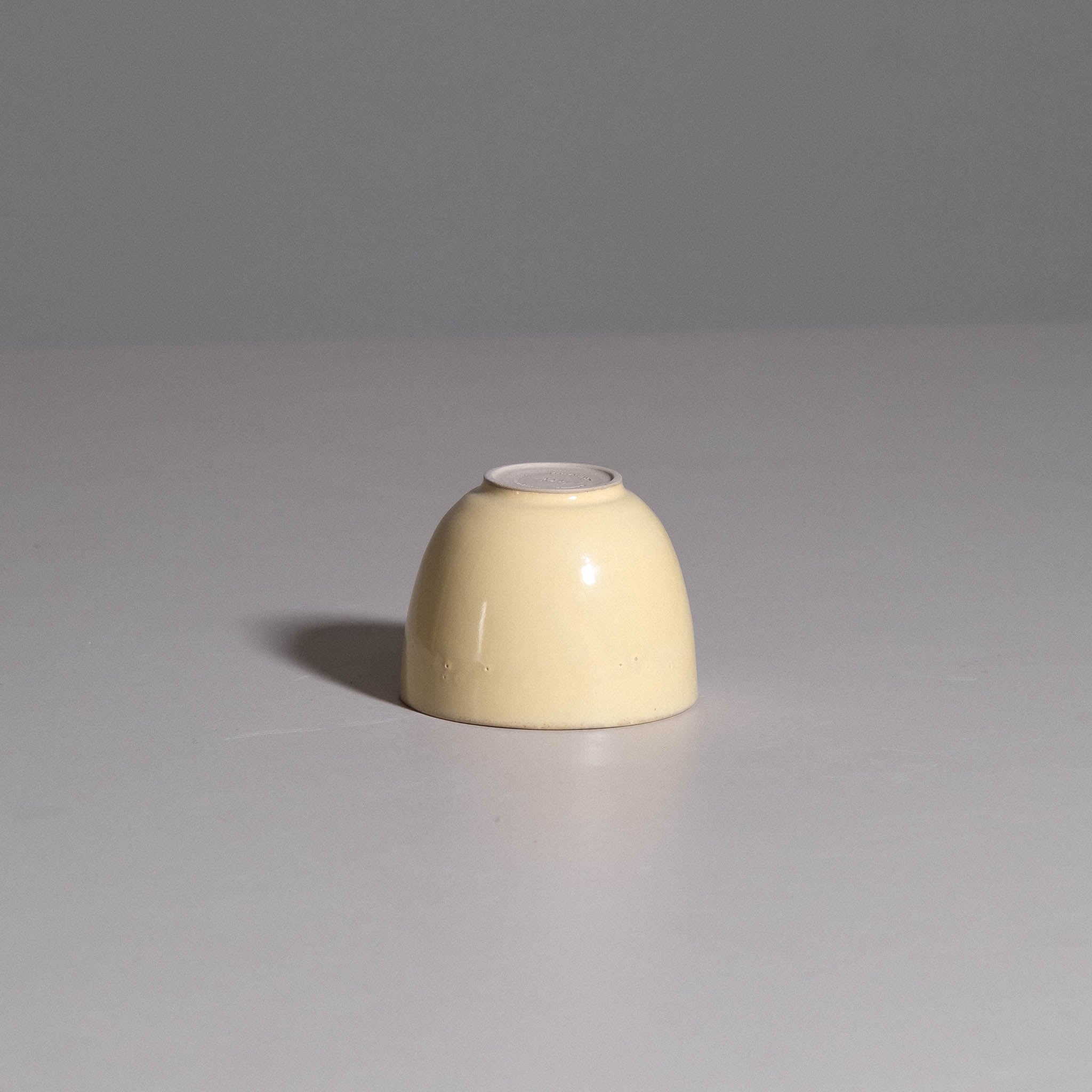 Coffee Cup - Yun Yellow - Second: Ein steingutner Kaffeebecher in glänzender gelber Glasur, hergestellt in Deutschland.