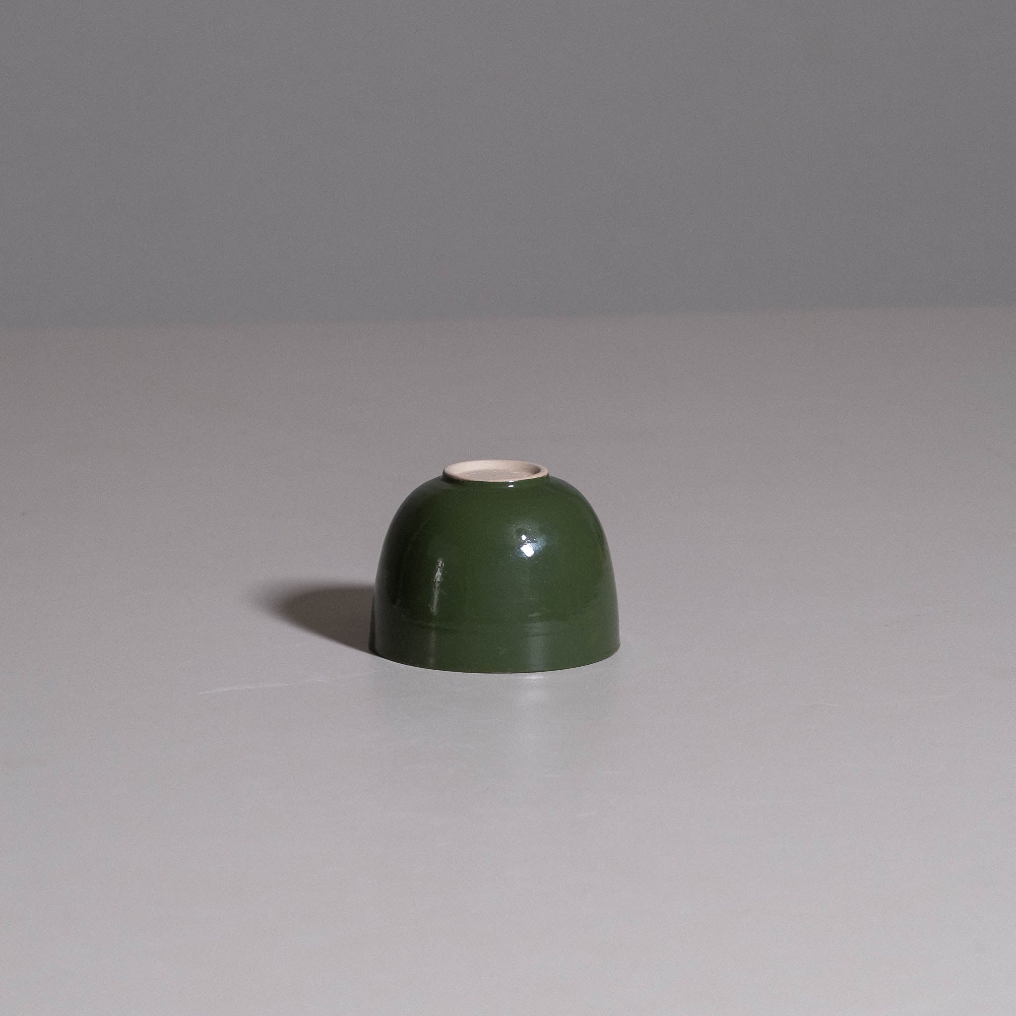 Coffee Cup aus handgemachter Keramik mit sanftem grünen Finish und feiner Glasur.