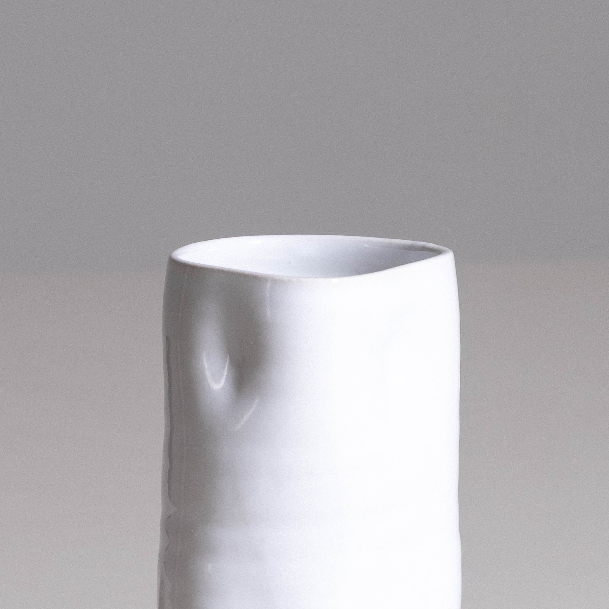 Small Vase aus handgemachter Keramik mit weißer Glasur, Seitenansicht.
