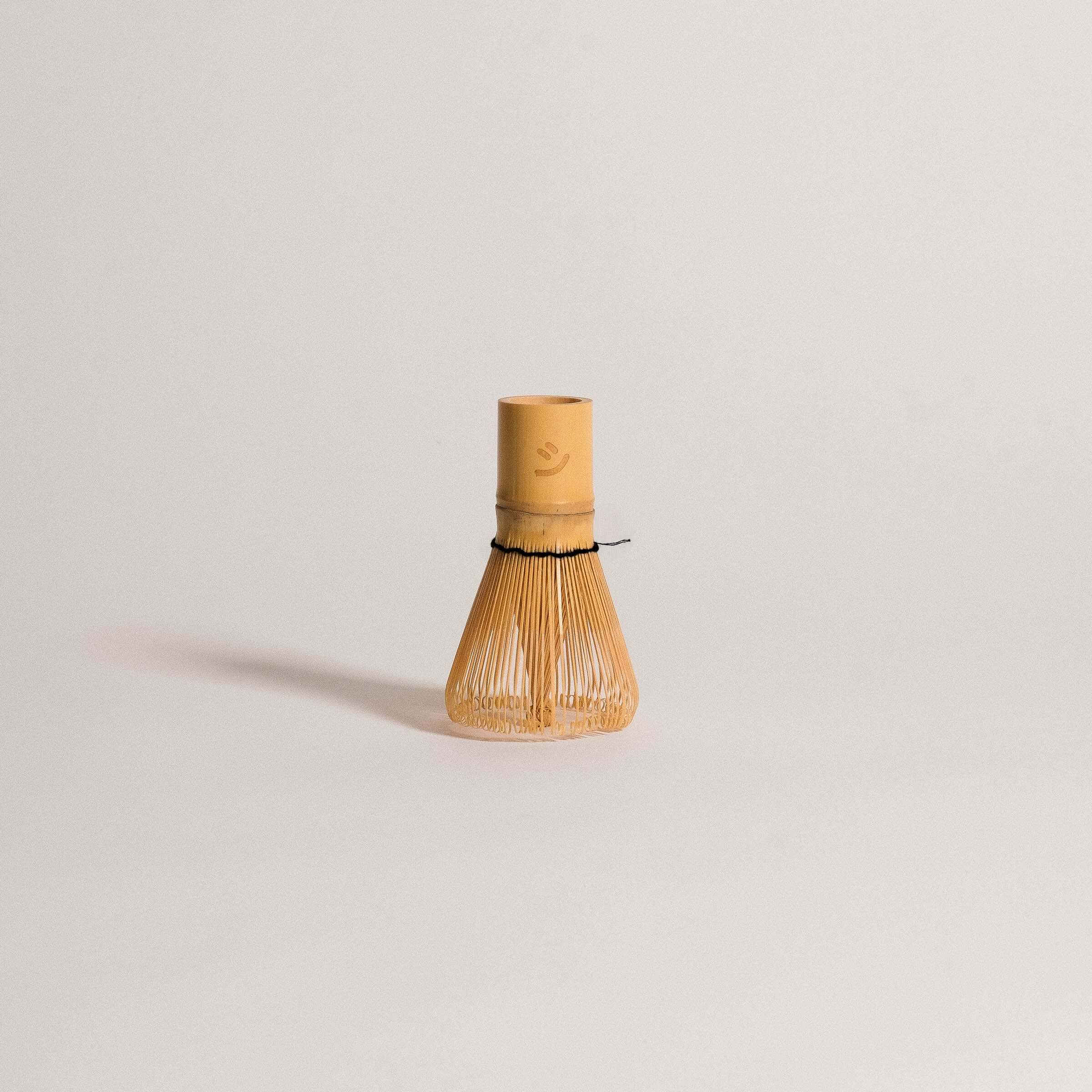 Matcha Whisk – Double Black Classic aus handgemachter Keramik mit 100 Prong Bambus und schwarzem Faden.