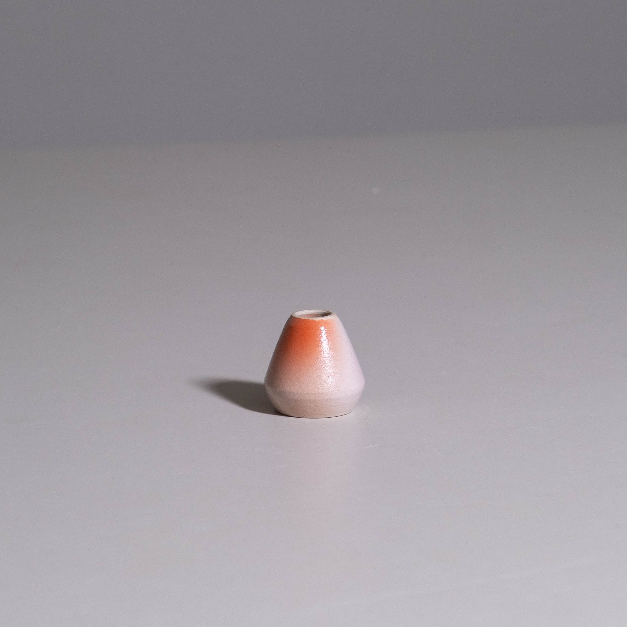 Matcha Whisk Holder aus handgemachter Keramik mit Farbverlauf-Finish, Seitenansicht.