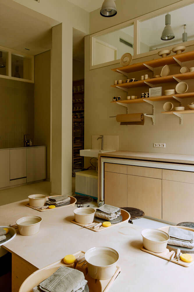 Wochenend Töpferkurs mit Viola - Werkstatt mit Töpferutensilien und vorbereitetem Tisch.