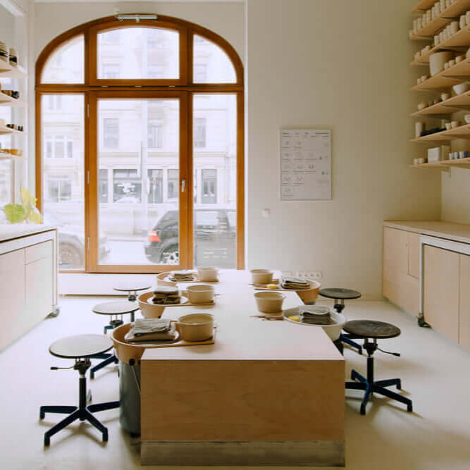 Wochenend Töpferkurs mit Viola – Töpferatelier mit Tischen und Stühlen für kreatives Arbeiten.