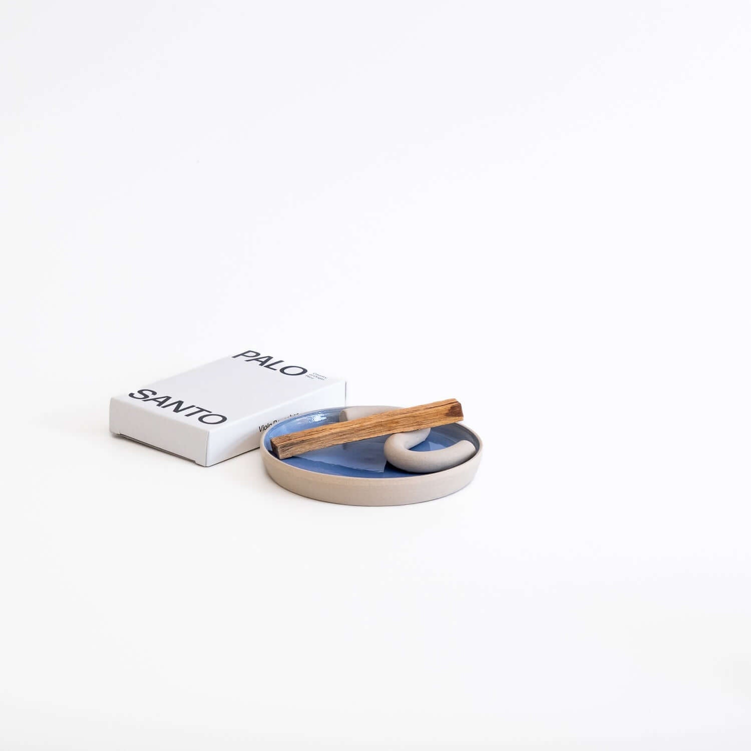 Palo Santo Set Blue Gradient mit handgefertigtem Teller und Palo Santo Sticks auf weißem Hintergrund.