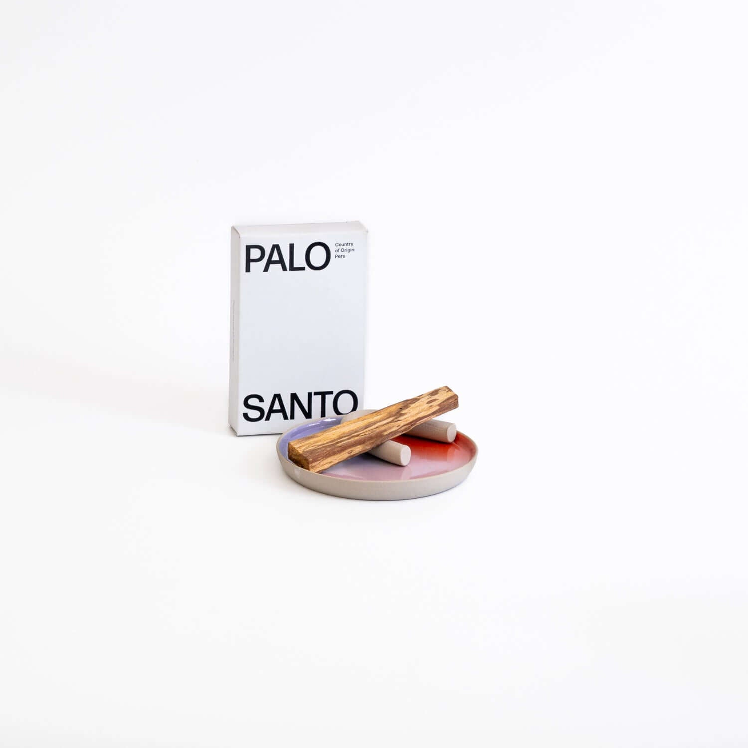 Palo Santo Set mit handgefertigter Keramik, bestehend aus Sticks und einem flachen Teller, auf weißem Hintergrund.