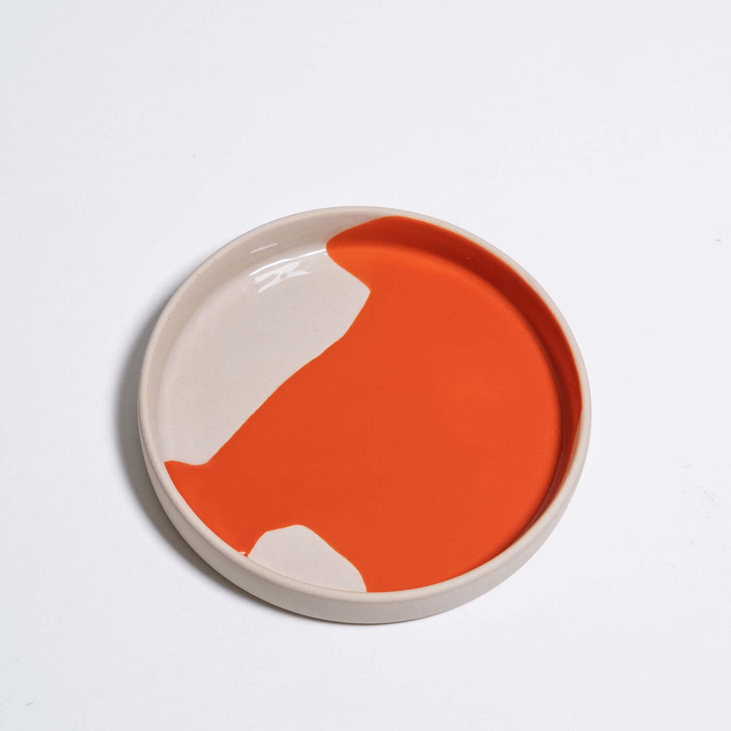 Palo Santo Set – Splash Red, zylindrische Steinzeug-Unterlage mit roter Splash-Glasur, Ø 11,5 cm.