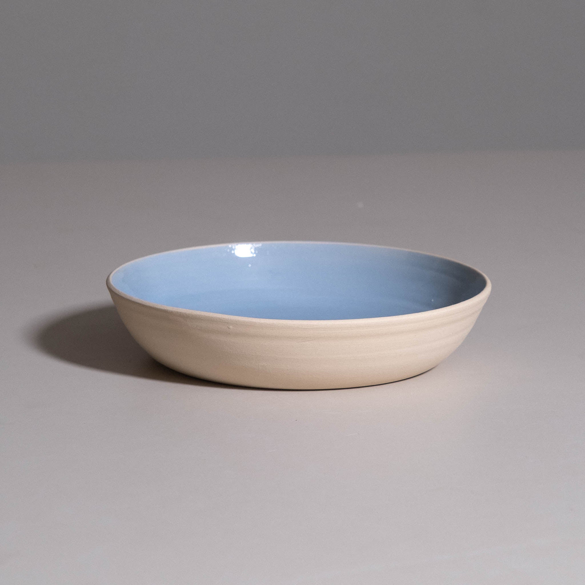 Pasta Bowl aus handgemachter Keramik mit weicher eisblauer Glasur.