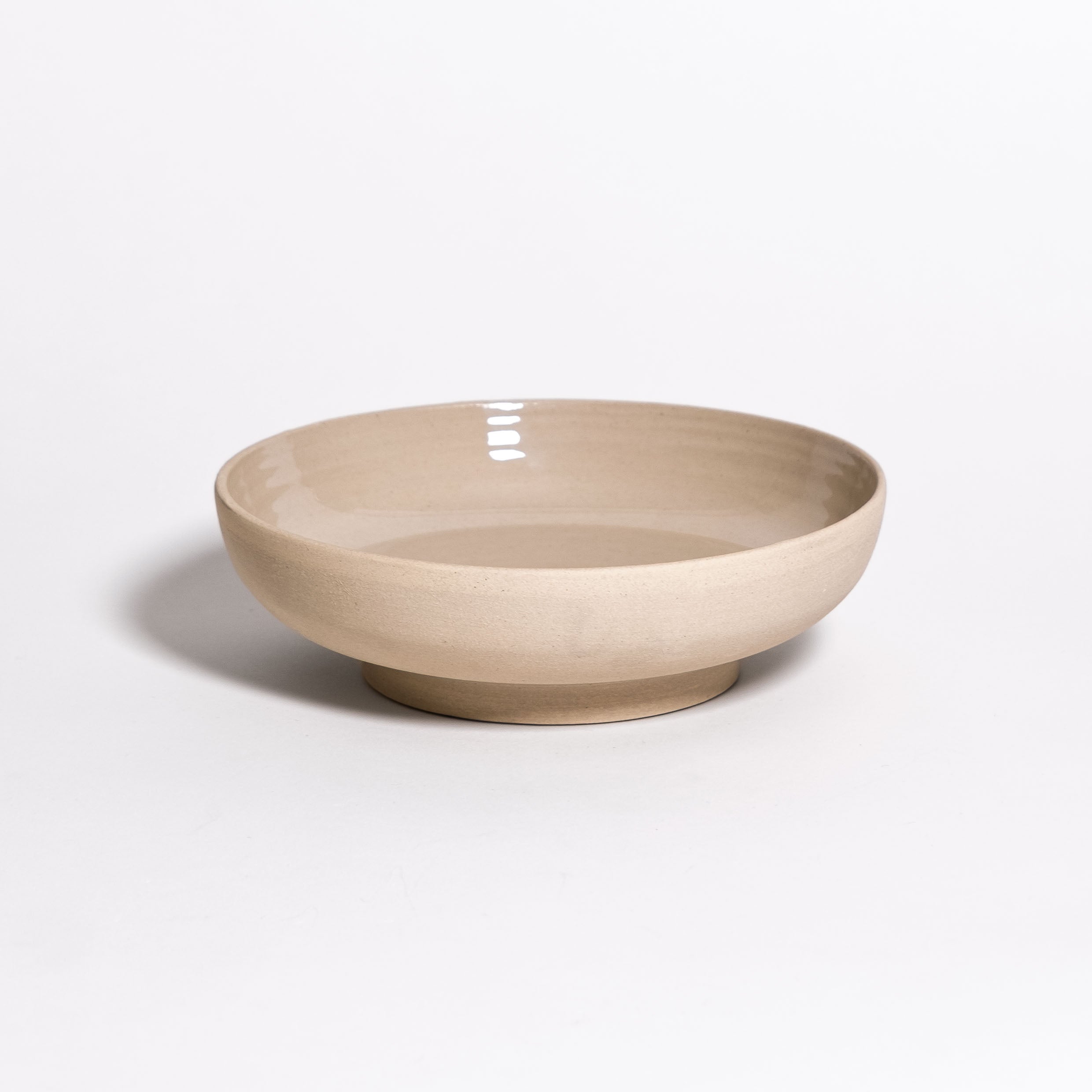 Pedestal Bowl Aleah Creme auf einem weißen Hintergrund, aus Steinzeug mit glänzender Glasur, H 5 cm, Ø 16 cm.