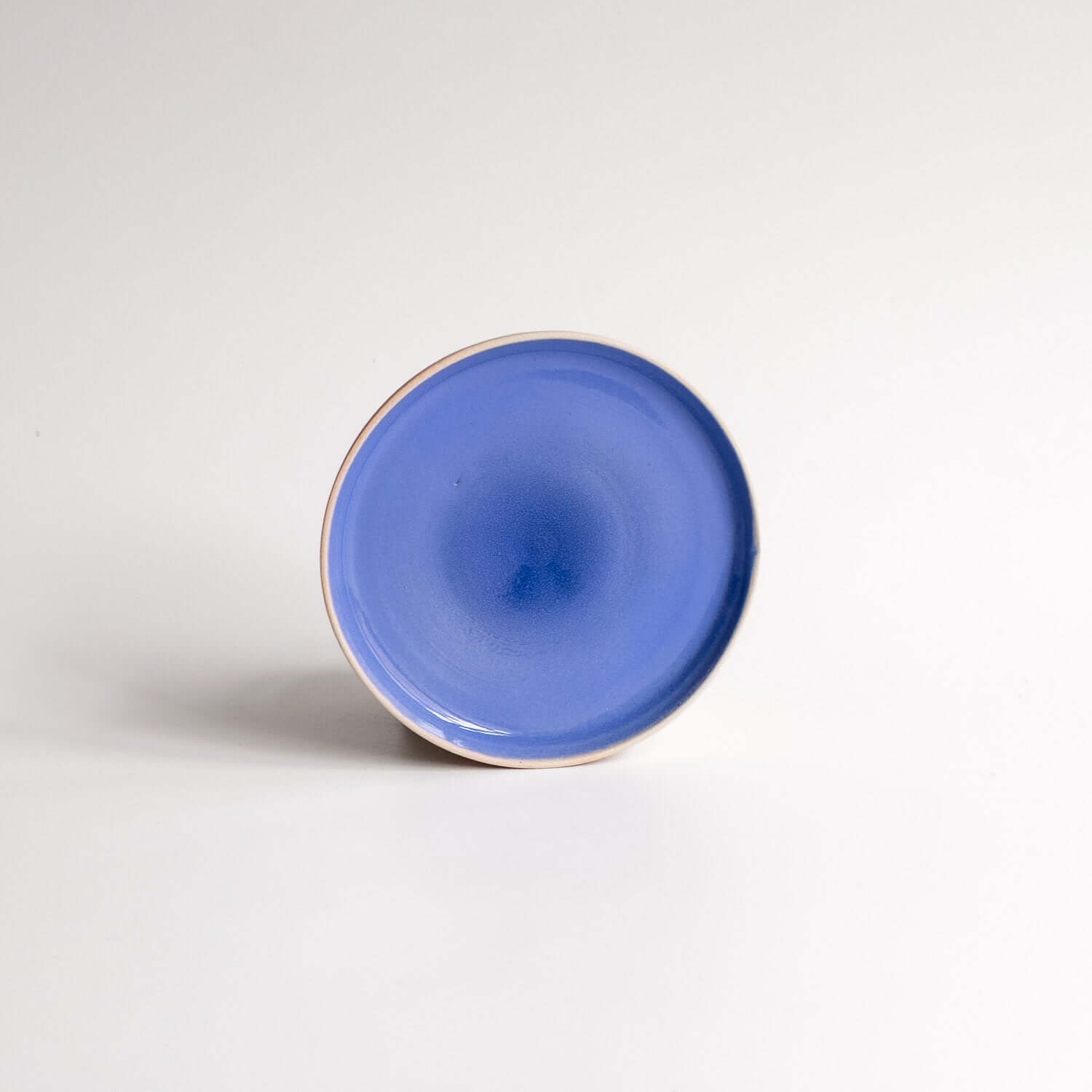 Palo Santo Set Blue Gradient flacher Teller in Blautönen, handgefertigte Keramik aus Frankfurt am Main.