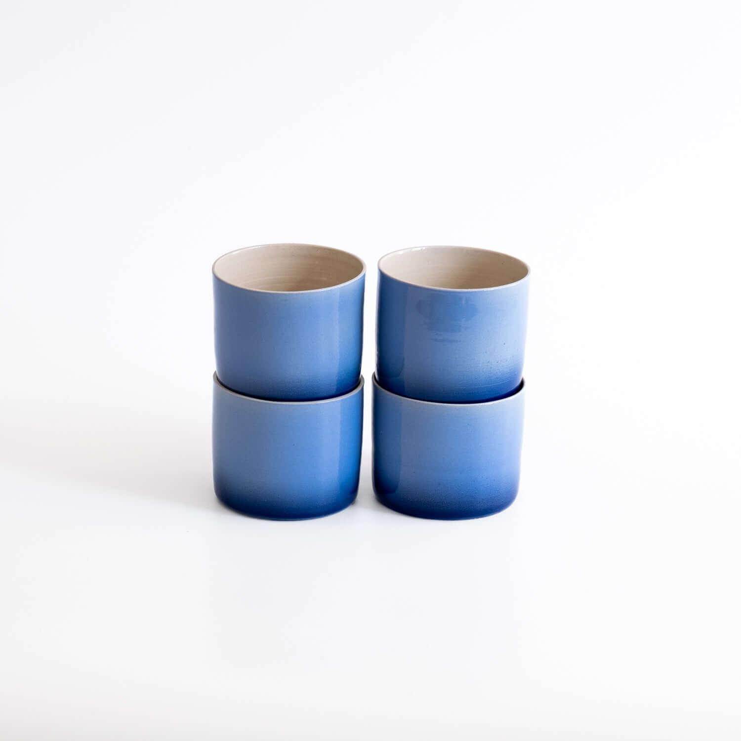 4er Set von blauen Kaffeebechern mit blauer Verlauf Kaffeebecher Set in zylindrischer Form.