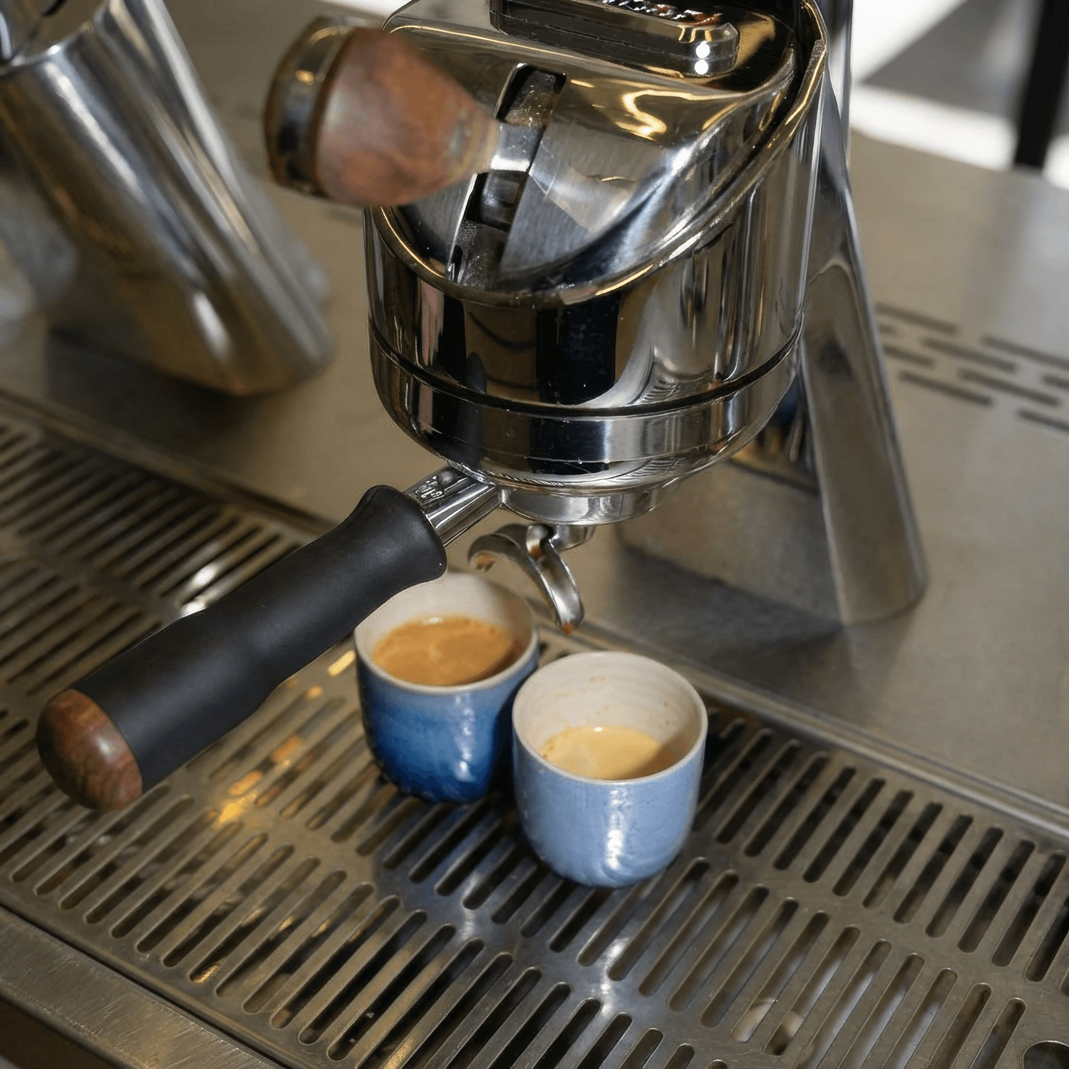 Espressomaschine mit zwei blauen Espressobechern aus dem blauer Verlauf Espressobecher Set.