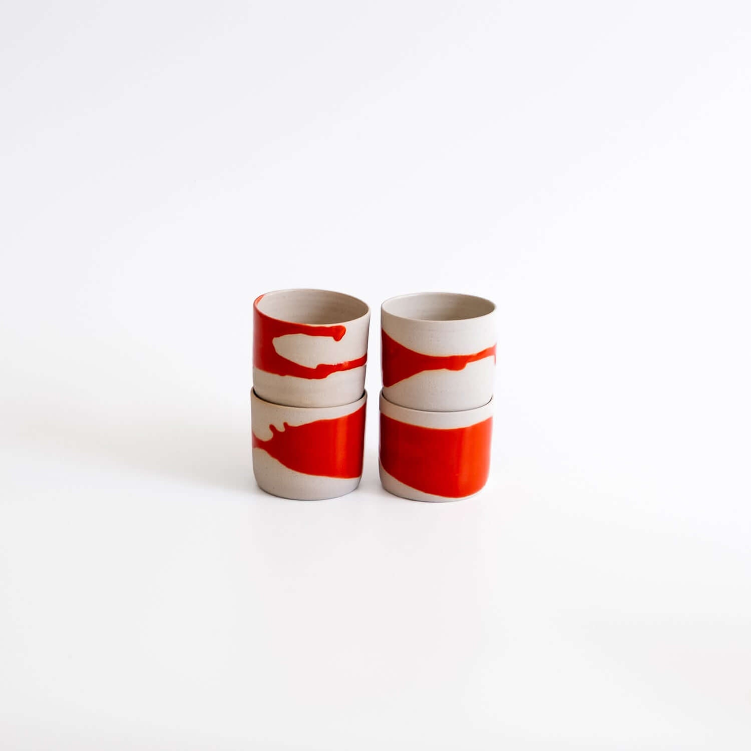 4er Set - Splash Rot Espressobecher Set aus handgefertigtem Keramik mit zylindrischer Form und stabiler Standfläche.