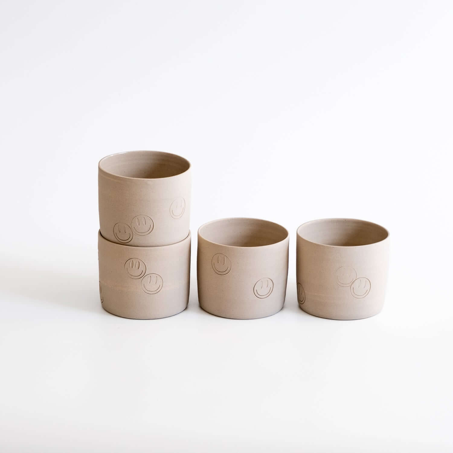 4er Set Kaffeebecher mit Smiley Design in Cremefarbe, handgefertigt in Frankfurt am Main.