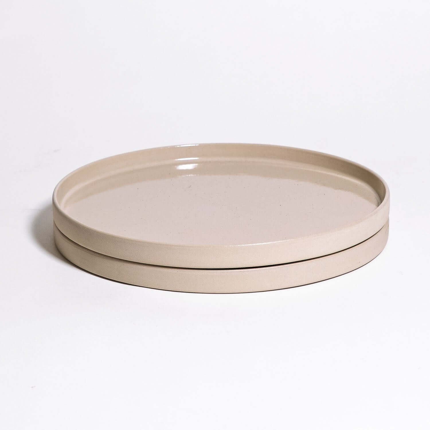 Set of 2 – Dinner Plates – Creme – Zwei steinzeug Teller in Creme mit transparenter, glänzender Glasur