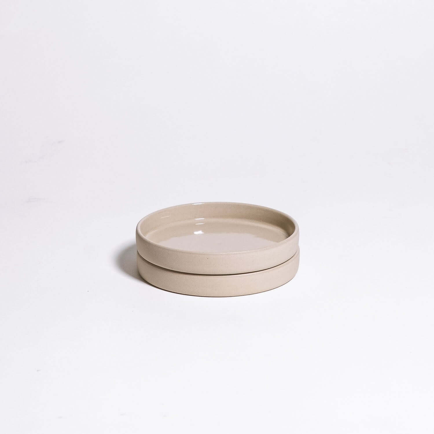 Set of 2 - Saucer - Creme, kleine steinerne Untertassen in Creme mit glänzender Glasur.