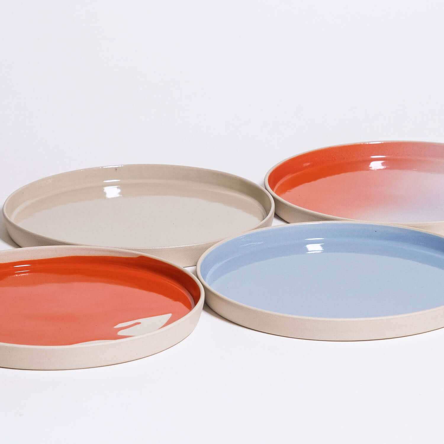 Set of 4 - Breakfast Plate – Mixed Colors in verschiedenen Farben auf weißem Hintergrund.