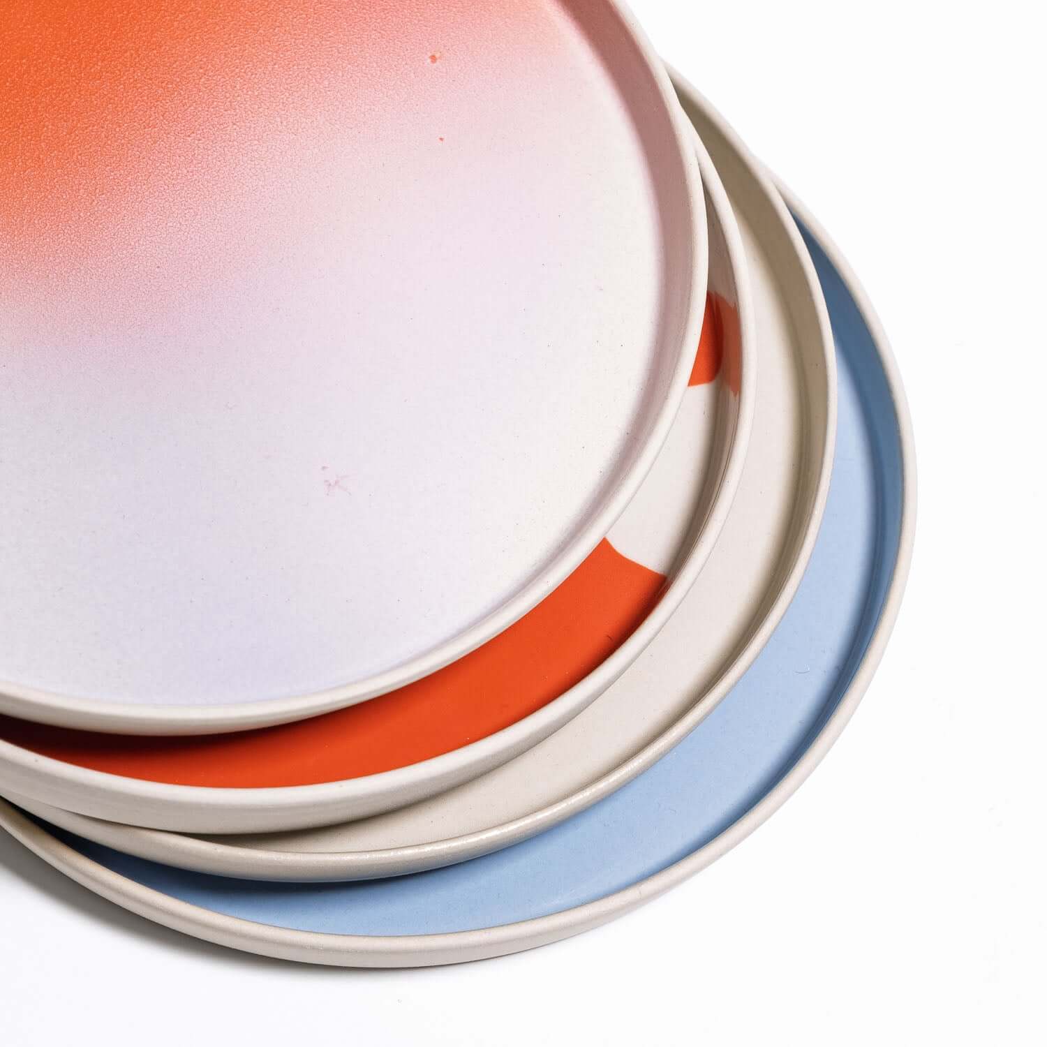 Set of 4 - Breakfast Plate – Mixed Colors in verschiedenen Farben aufeinander gestapelt.