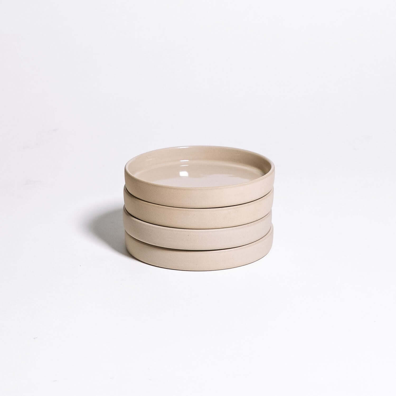 Set of 4 - Saucer - Creme, kleine Steinzeuguntertassen in Creme mit glänzender Glasur, stapelbar.
