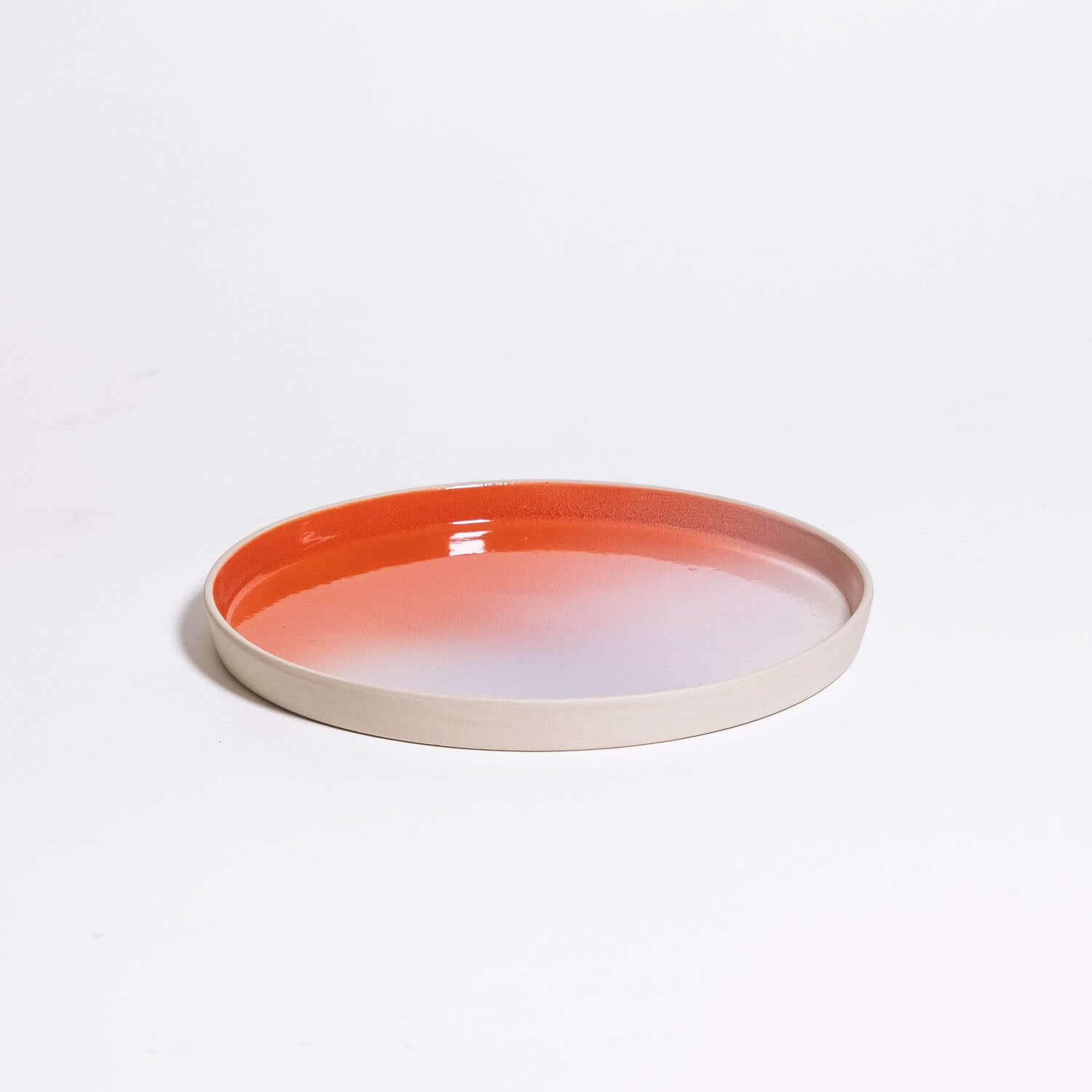 Set of 8 - Breakfast Plate – New Dawn, flacher Teller aus Steinzeug mit farbverlauf von rot über pink nach lilac.