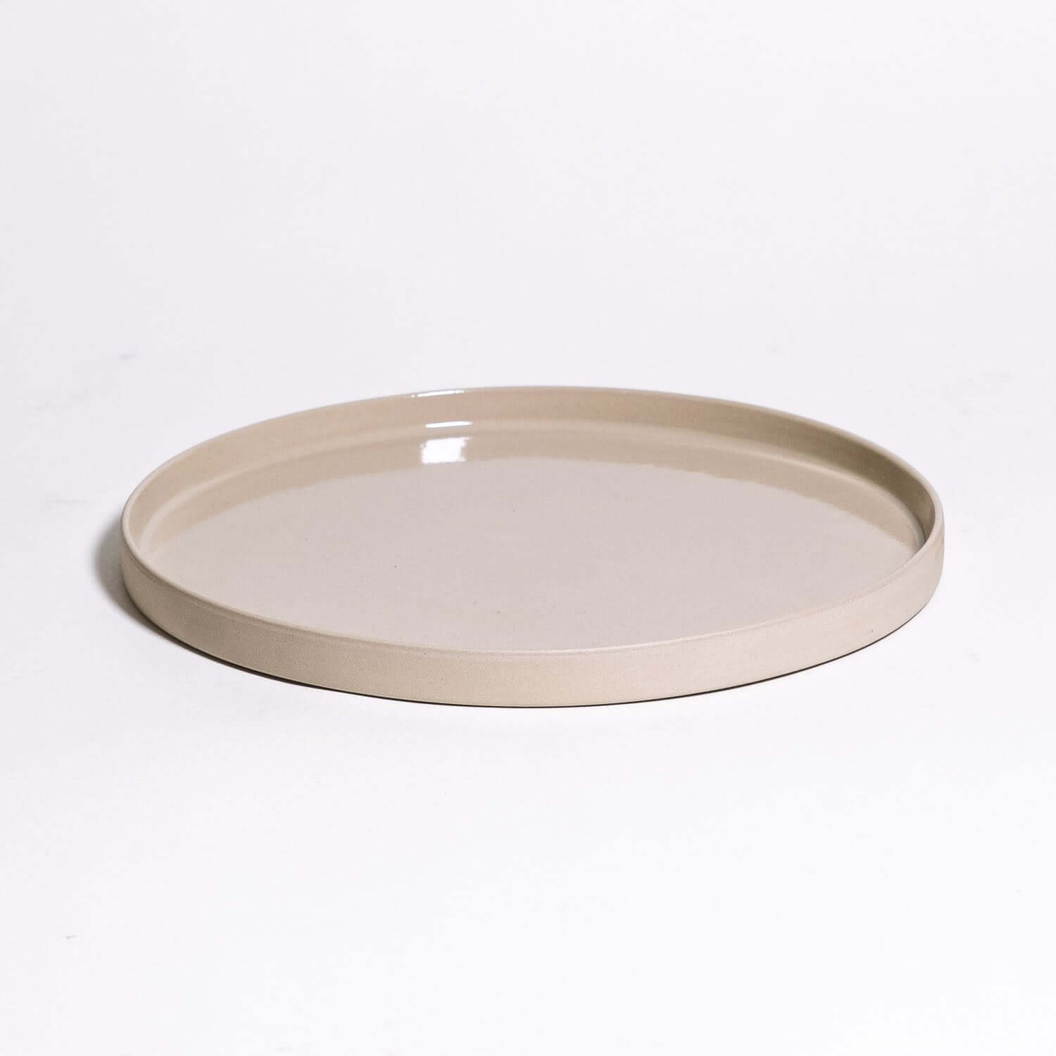 Set of 8 – Dinner Plates – Creme, ovale steinzeug Teller in Creme mit glänzender Glasur, 23,5 cm Durchmesser.