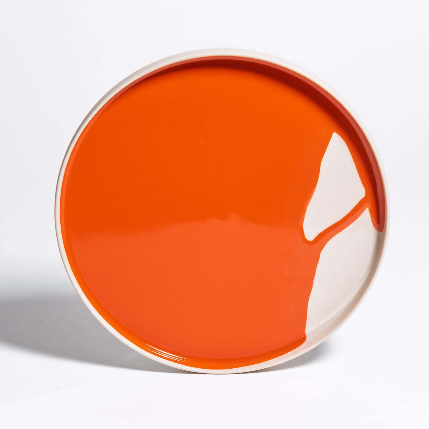 Dinner Plate – Splash Red aus Steinzeug mit rotem Splash-Glasur, zylindrische Form und 23,5 cm Durchmesser.