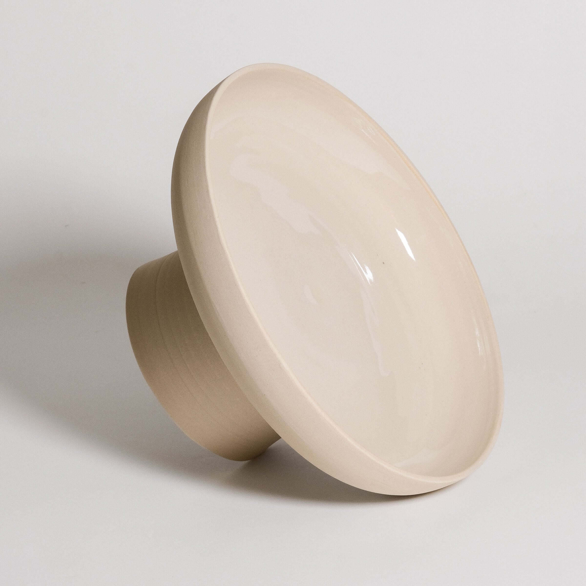 Pedestal Bowl – Aleah aus grau Steinzeugkeramik, handgemacht, mit transparenter glänzender Glasur innen.