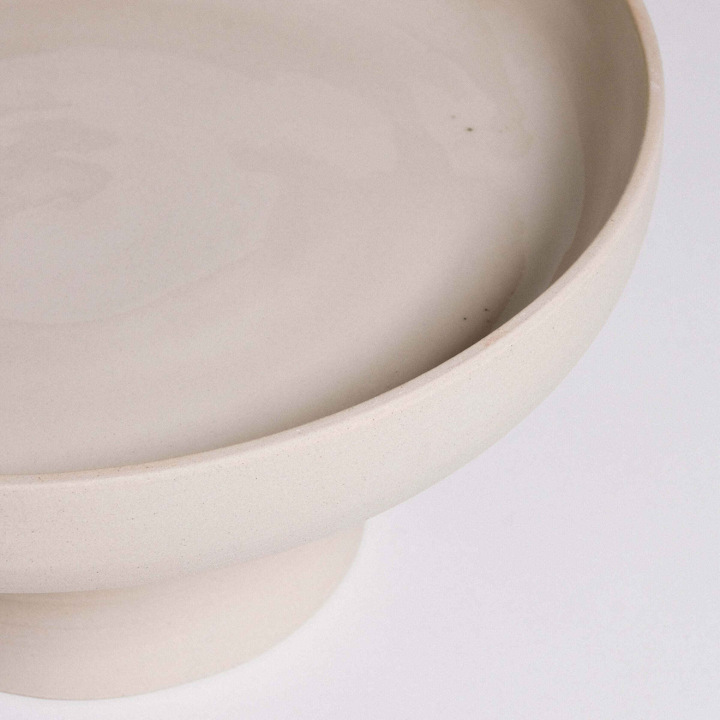 Pedestal Bowl – Aleah aus Keramik, Handgemacht, graues Steinzeug mit mattem Finish.