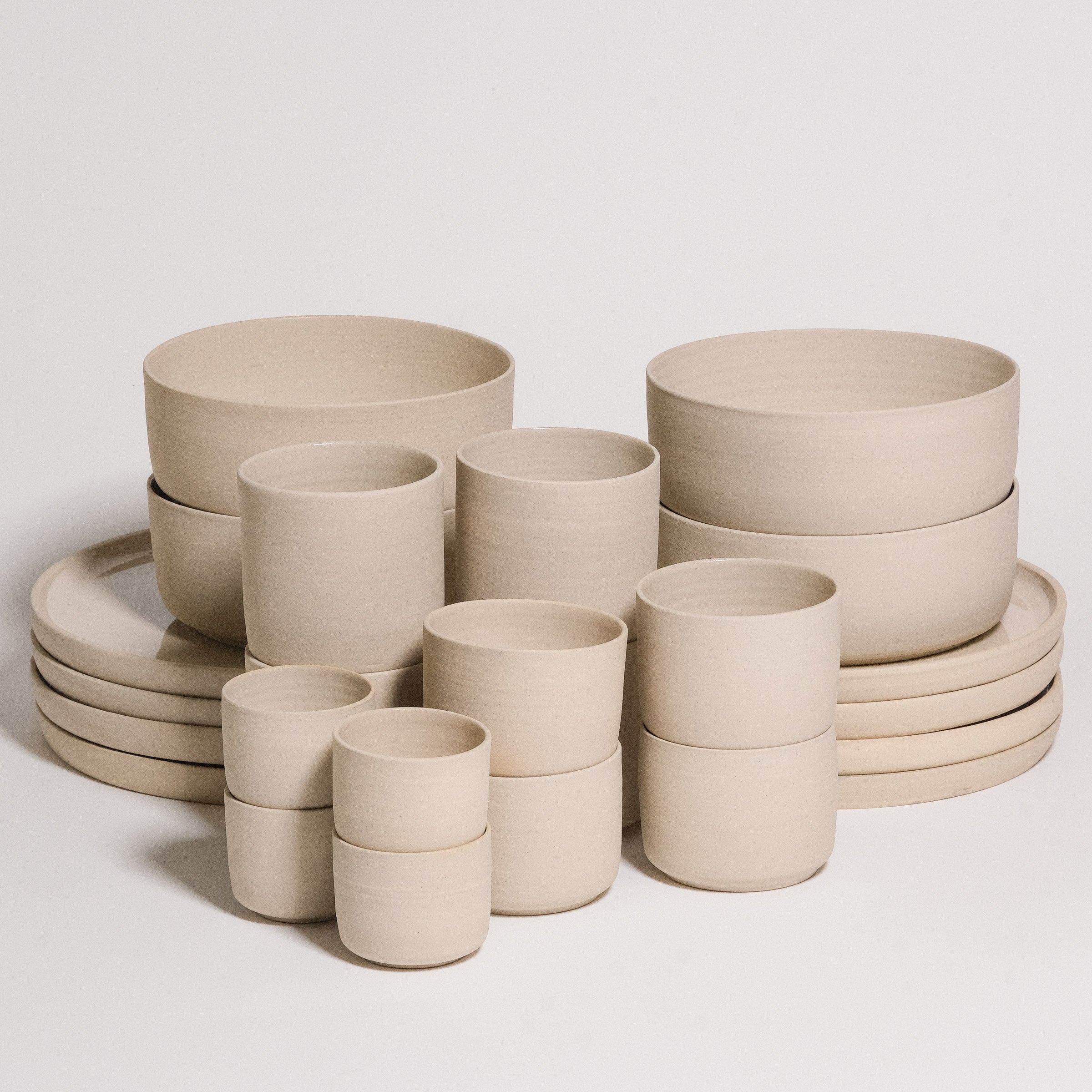 creme geschirr set 24 teilig aus grauem Steinzeugton und lebensmittelechten Glasuren