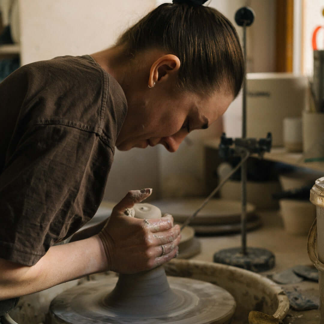 Eine Teilnehmerin arbeitet an einem Kunstwerk beim Wochenend Töpferkurs mit Viola.