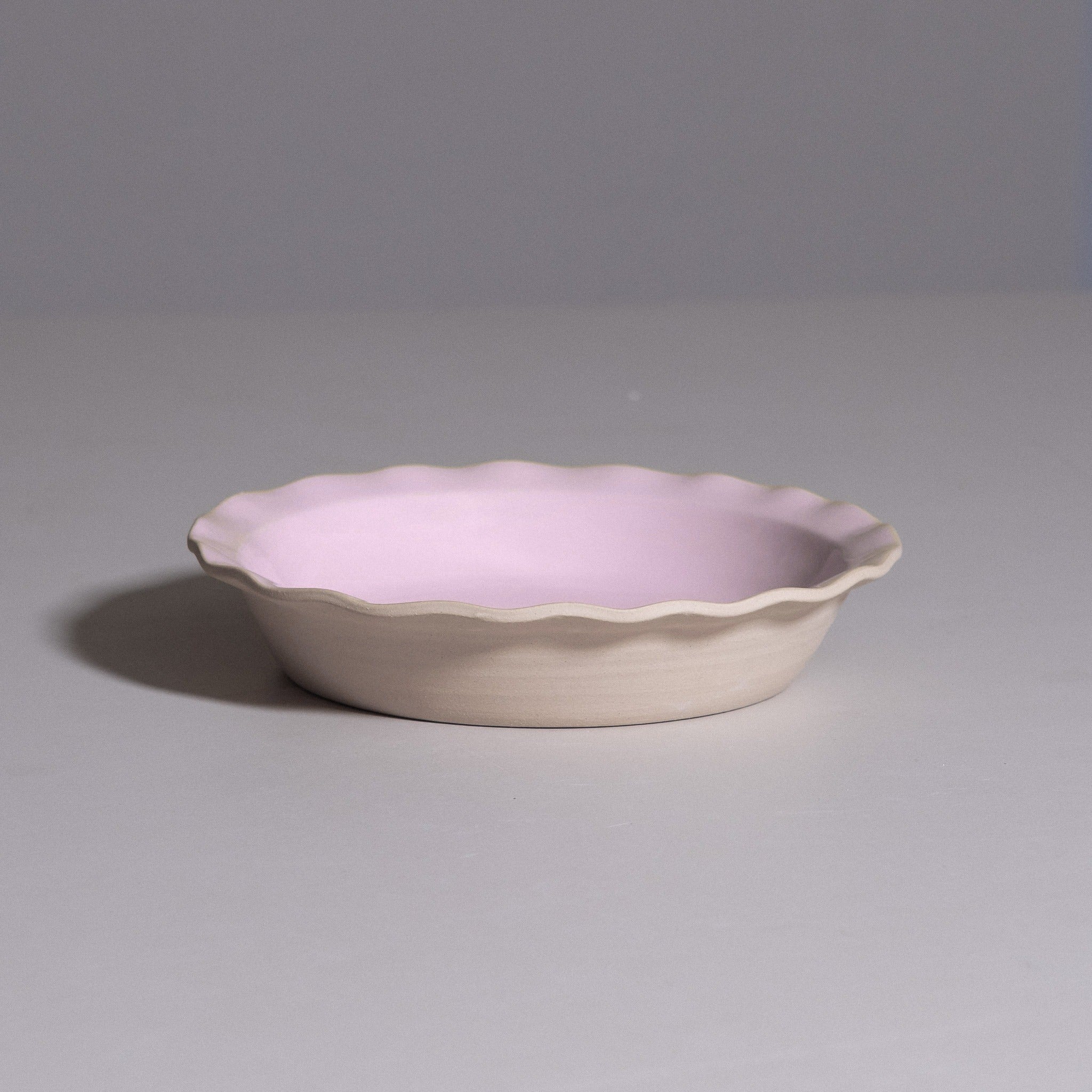 Dinner Bowl – Wavy Pink – Sample, tiefes Steinzeuggeschirr mit sanft gewelltem Rand in zartem Pink.