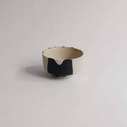 Elevate your tea ritual with the unique Matcha Bowl Otis. Handmade grey stoneware with food-safe glazes. Perfect for matcha lovers. von viola beuscher ceramics
