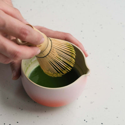 Matcha Set  – Gradient - Ceremonial Matcha mit handgemachter Keramik und einem Bambusbesen beim Mixen.