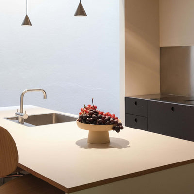 Pedestal Bowl – Aleah auf einem modernen Küchentisch, gefüllt mit frischen Beeren, Keramik, Handgemacht.