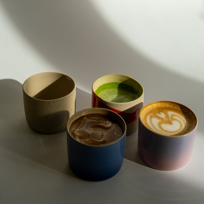 4er Set - handgemachte Kaffeebecher Set 4er in gemischten Farben auf weißem Hintergrund.