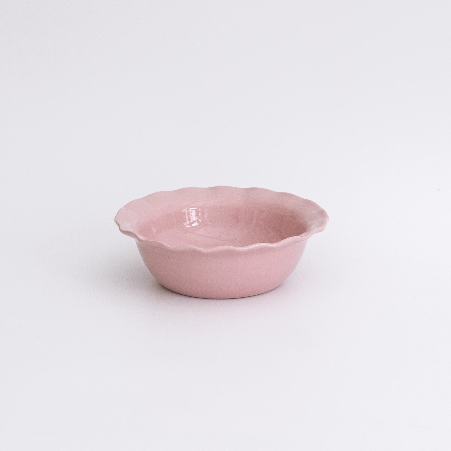 Handgemachte Keramik Frühstücksschale in Rosa mit gewelltem Rand.