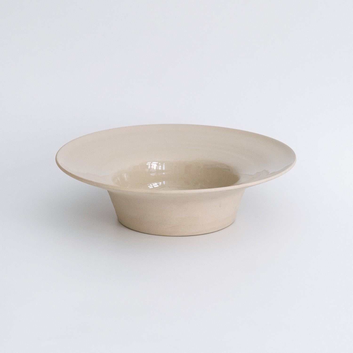 Handgemachte Keramik Pasta Schale in Cremefarbe mit breitem Rand und vertieftem Boden.