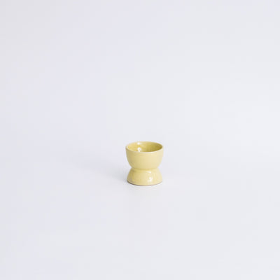 Handgemachter Eierbecher aus Steinzeug in Neon Gelb, ideal für den Frühstückstisch.