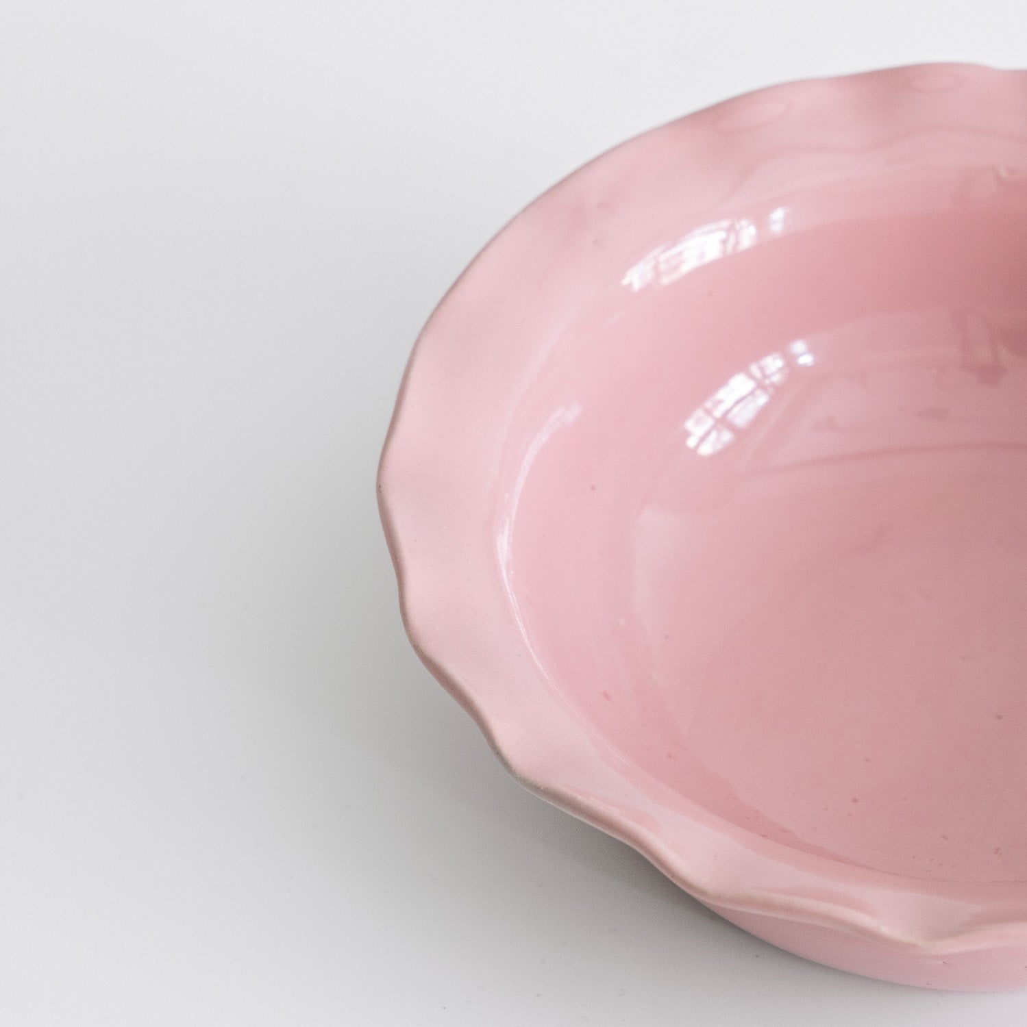 Handgemachte Keramik Frühstücksschale in sanftem Rosa mit gewelltem Rand für den täglichen Gebrauch.