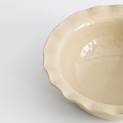Handgemachte Keramik Frühstücksschale mit gewelltem Rand in cremefarbenem Steinzeug.