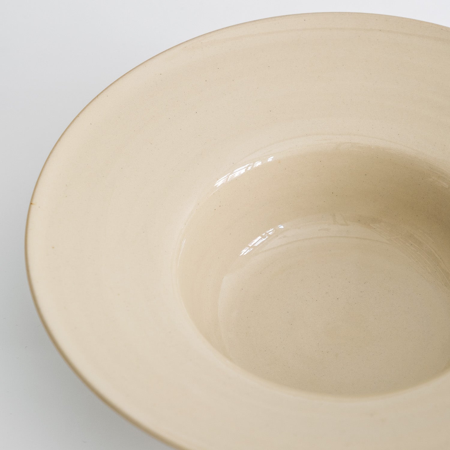 Handgemachte Keramik Pasta Schale in Cremefarbe mit ruhiger Glasur, hergestellt aus hochwertigem Steinzeug.