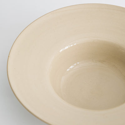 Handgemachte Keramik Pasta Schale in Cremefarbe mit ruhiger Glasur, hergestellt aus hochwertigem Steinzeug.