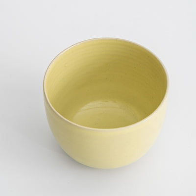 Handgemachter Keramik Kaffeebecher in Neon Gelb, perfekt für den täglichen Kaffeegenuss. Feine Steinzeugqualität.