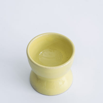 Handgemachter Eierbecher aus Steinzeug in neon gelb, ideal für das Frühstück. Hochwertige Verarbeitung aus Steinzeug.