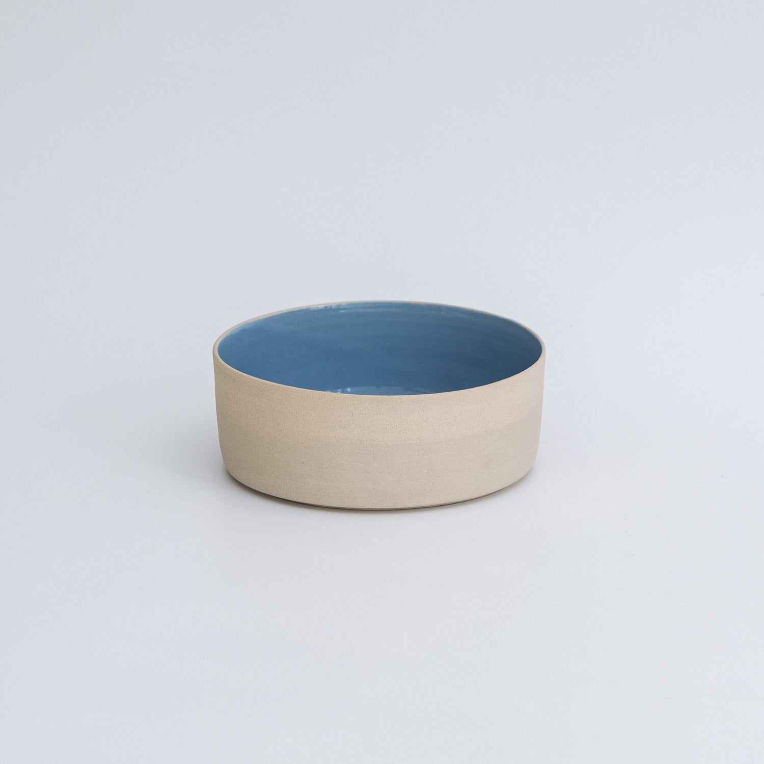 Handgemachte Keramik Frühstücksschale in Eisblau mit naturbelassener Außenseite, ideal für den täglichen Gebrauch.